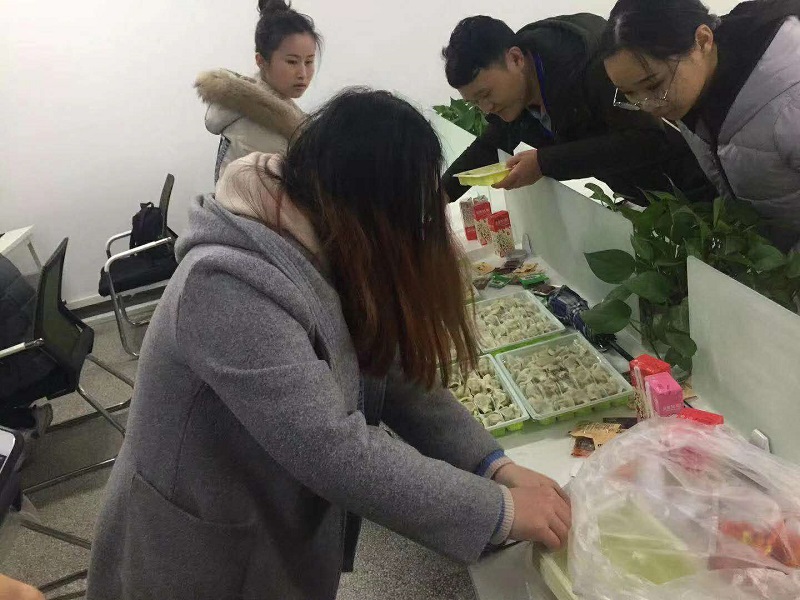 今日冬至，啟邁給全體員工送溫暖